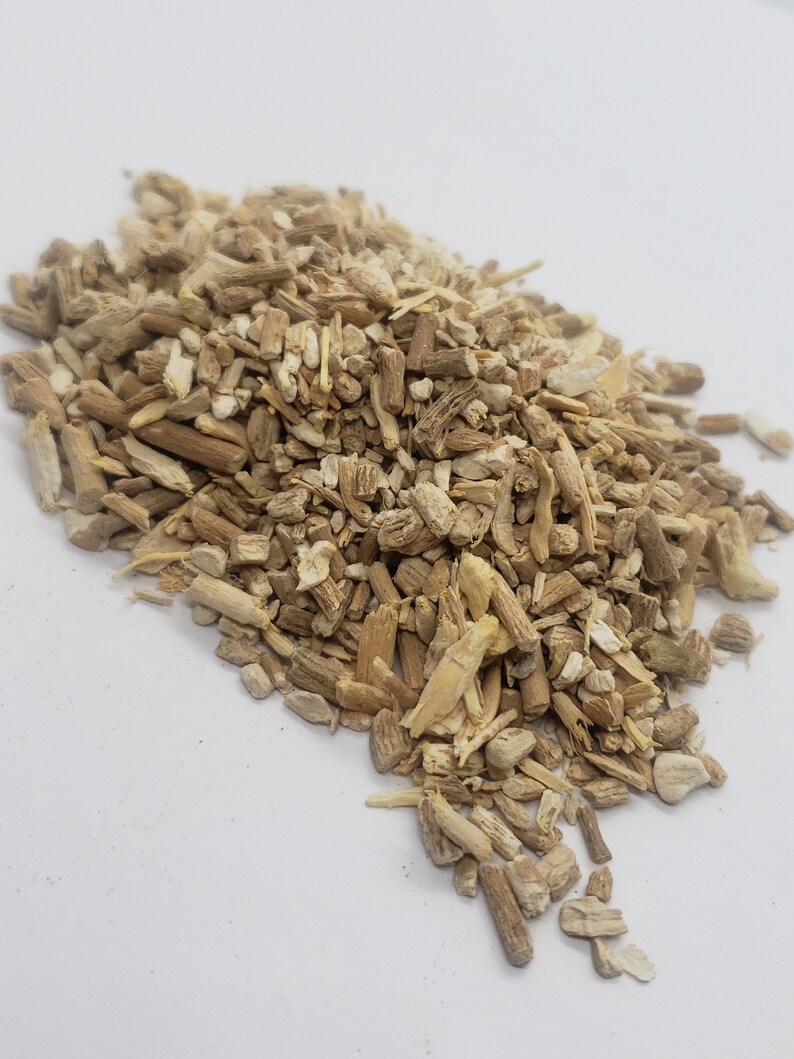 Pu&ograve; includere: Un mucchio di pezzi di radice secchi, di colore marrone chiaro e beige. I pezzi di radice sono spezzati in piccole forme irregolari.
