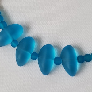 Collier en verre de mer bleu, élégant collier de perles de verre de mer cultivé