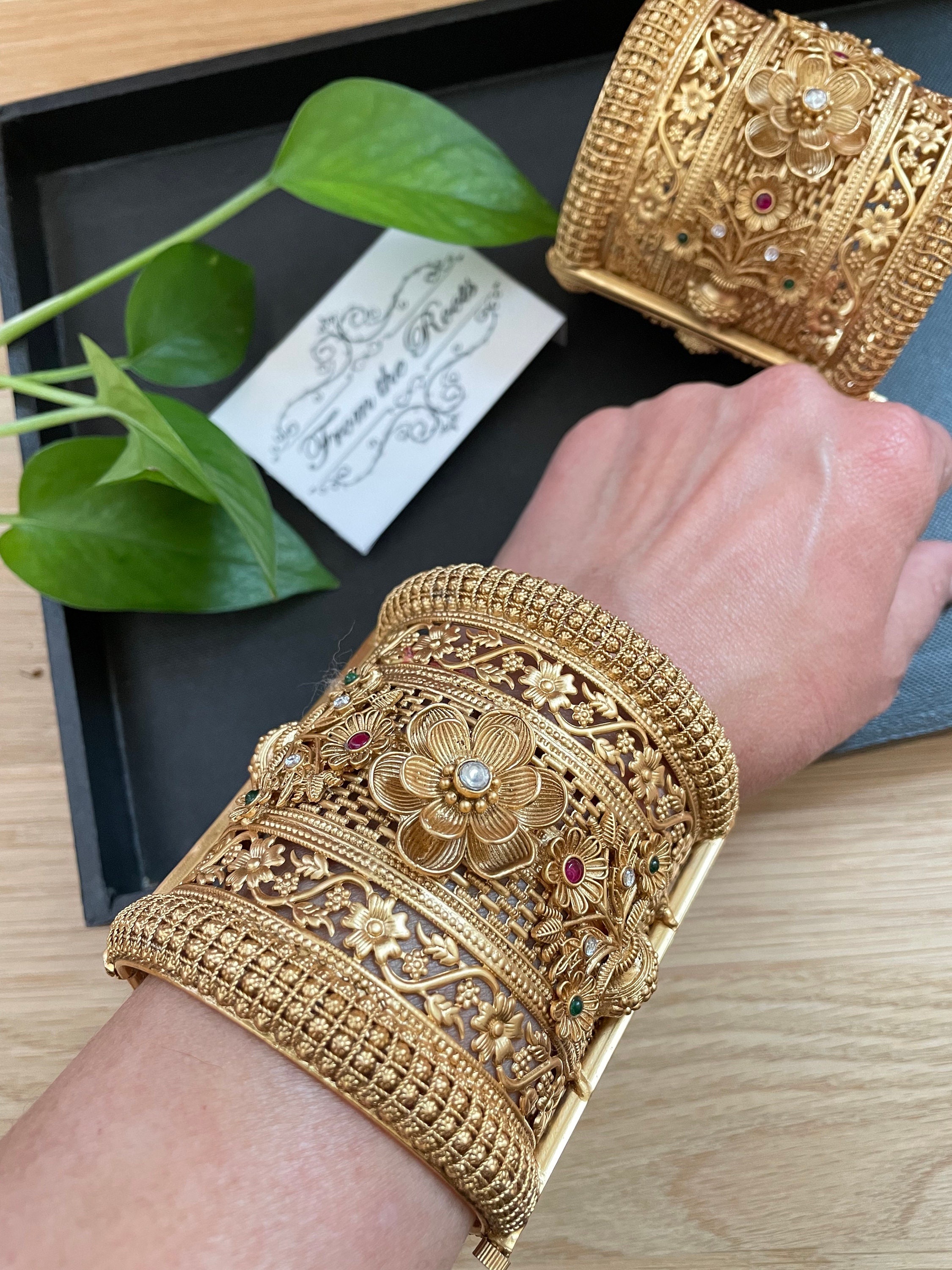 Big gold kada best sale designs
