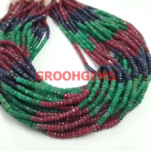 Op de afbeelding: Een streng edelsteen kralen in rood, groen en blauw. De kralen zijn gefacetteerd en hebben een licht onregelmatige vorm. De streng is ongeveer 45 cm lang.