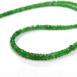 Puede incluir: Una hebra de cuentas de piedras preciosas verdes. Las cuentas son facetadas y tienen una forma ligeramente irregular. La hebra mide aproximadamente 46 cm de largo.