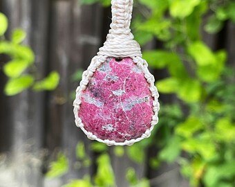 Thulite necklace for women, thulite jewelry, macrame necklace for men, macrame gemstone pendant, healing crystal necklace men, pink zoisite