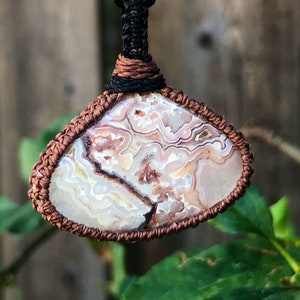 Crazy lace agate necklace, crazy lace agate pendant, laguna lace agate, agate jewelry, macrame necklace for men, macrame gemstone pendant