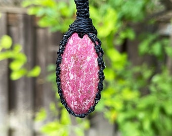 Thulite necklace for women, thulite jewelry, macrame necklace for men, macrame gemstone pendant, healing crystal necklace men, pink zoisite