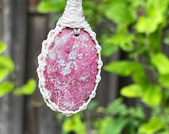 Thulite necklace for women, thulite jewelry, macrame necklace for men, macrame gemstone pendant, healing crystal necklace men, pink zoisite