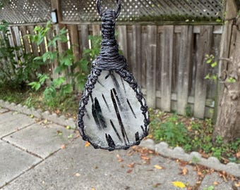 Collana con ciondolo in quarzo tormalinato nero, cristallo curativo, gioiello in macramè