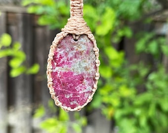 Thulite necklace for women, thulite jewelry, macrame necklace for men, macrame gemstone pendant, healing crystal necklace men, pink zoisite