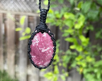 Thulite necklace for women, thulite jewelry, macrame necklace for men, macrame gemstone pendant, healing crystal necklace men, pink zoisite