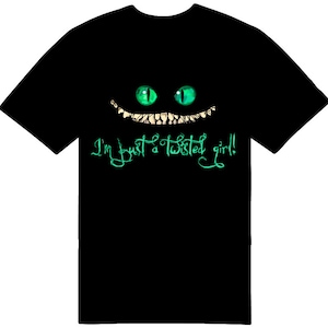 Jestem po prostu wykrzywioną dziewczyną T-shirt, Alicja Svg, Alicja w Cudu Svg, kot PLAKAT svg, Alicja kot T-shirt svg, Cud svg, Uśmiech kota lądowego, SVG,