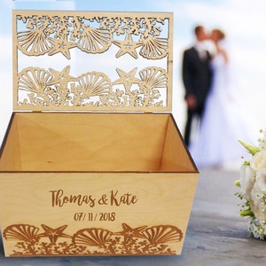 Boîte de mariage pour cartes Prénoms personnalisés des mariés sur une boîte pour cartes de mariage avec fente gravée de style tropical