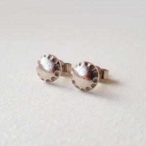 Kleine handgemachte 14K Weißgold Ohrstecker, kleine 14K Gold Ohrringe, runde minimalistische zeitgenössische Ohrringe, Freundin Weihnachtsgeschenk Idee