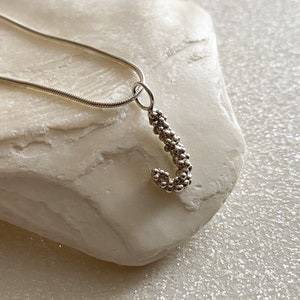 Colgante con letra J, colgante con letra de plata con cadena, colgante con inicial J con cadena de 16", bonito regalo para esposa, collar con colgante con letra J