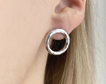 Boucles d'oreilles en argent texturées uniques de taille moyenne, clous d'oreilles circulaires en argent sterling, idée cadeau pour petite amie, boucles d'oreilles en argent alternatives