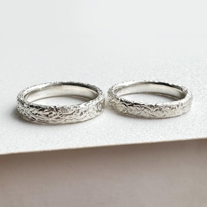 Ensemble d'alliances en or 14 carats fait main : alliances texturées rustiques