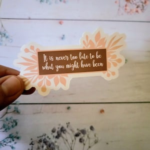 Nunca é tarde demais para ser o que você poderia ter sido adesivo de vinil recortado, motivacional, inspirador, amor próprio, feito por Artsy not Craftsy