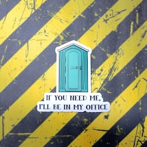 Se você precisar de mim, estarei no meu escritório Adesivo de vinil recortado, à prova d'água, humor de construção, decalque de capacete, feito por Artsy not Craftsy