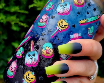 Copo de vidro de 473 ml com tampa de bambu e canudo | Copo Spooky Treats com guloseimas fofas de Halloween | Copo estético pastel gótico