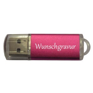 Könnte beinhalten: Ein pinkfarbener USB-Stick mit einem durchsichtigen Kunststoffgehäuse und einer Metallschlaufe. Der Stick ist mit dem Text "Wunschgravur" graviert.