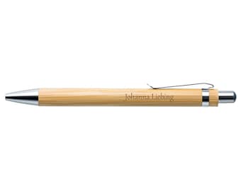 Op de afbeelding: Een bamboe pen met een zilveren clip en een zilveren punt. De pen is gegraveerd met de naam "Johanna Liebing".