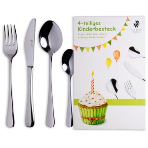 Op de afbeelding: Een 4-delige kinderbestekset in zilver met een verjaardagstaart-illustratie op de verpakking. De verpakking heeft de tekst "4-teiliges Kinderbesteck", "4-pcs children's cutlery" en "4-delige Kinderbestek".