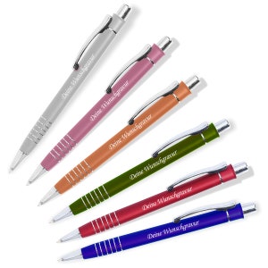 Könnte beinhalten: Sechs Stifte in verschiedenen Farben, darunter Silber, Rosa, Orange, Grün, Rot und Blau. Jeder Stift trägt die Gravur "Deine Wunschgravur".