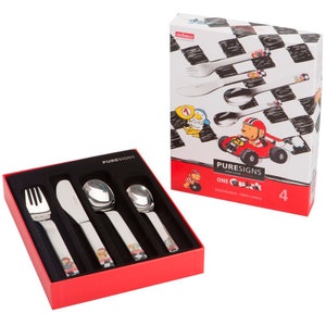 Può includere: Una scatola rossa con un set di quattro posate in acciaio inossidabile per bambini in un vassoio nero. Le posate presentano un design a tema auto da corsa dei cartoni animati. La scatola ha il testo "PURESIGNS ONE QUICK Posate per bambini 4".