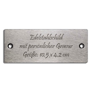 Può includere: Un cartello in acciaio inossidabile spazzolato con angoli arrotondati e due fori. Il cartello riporta la scritta "Edelstahlschild mit persönlicher Gravur Größe: 10,5 x 4,2 cm".