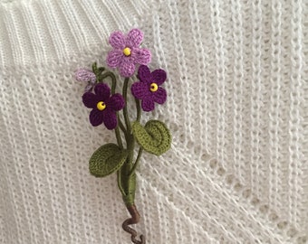 Broche de violeta africana de ganchillo, broche de ganchillo hecho a mano, regalo de boda, joyero artesanal. Regalo de agradecimiento. Regalo para el Día de la Madre. Regalo con significado.
