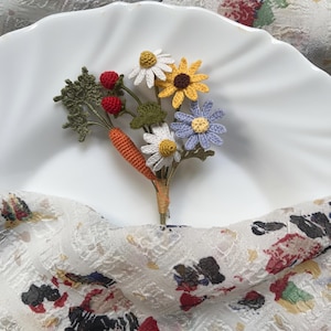 Crochet Carrot and Daisies brooch, Wedding flower boutonniere, Thank you gift, Handmade brooch. Mother’s Day gift. Meaning gift.