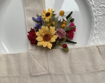 Broche de flores de primavera de ganchillo, boutonniere de flores de boda, regalo de agradecimiento, broche hecho a mano. Regalo del Día de la Madre. Significado regalo.