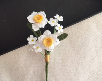 Broche gypsophile et jonquille au crochet, boutonnière de fleurs de mariage, cadeau de remerciement, broche faite main. Cadeau pour la fête des mères.