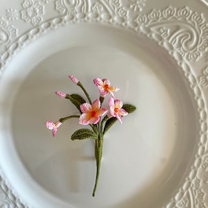 かぎ針編みのピンクのプルメリアの花のブローチ、ウェディングフラワーのブートニア、お母さんへの贈り物、ありがとうの贈り物、手作りの花、トロピカルフラワーのブローチ。