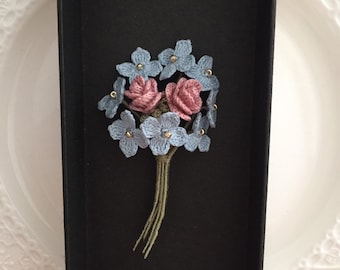 Gehäkelte hellblaue Hortensien und rosa Rose Brosche, Hochzeit Blume Boutonniere, Danke Geschenk, handgemachte Brosche. Geschenk zum Muttertag.