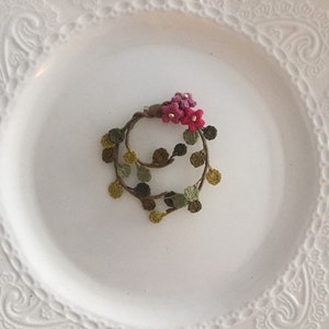 Crochet Pink Flower Wreath Brooch: Wedding flower boutonniere, Thank you gift, Handmade brooch. Mother’s Day Gift. Meaning gift