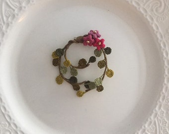 Broche de corona de flores y hojas rosas de ganchillo, Broche de ganchillo hecho a mano, Regalo de boda, Joyería hecha a mano, Regalo de agradecimiento. regalo para mamá