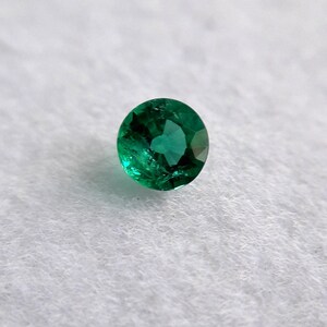 Natural Zambian Emerald Round Step Cut: Bright Vivid Green Luster Eye Clean (4.65x4.65 mm).