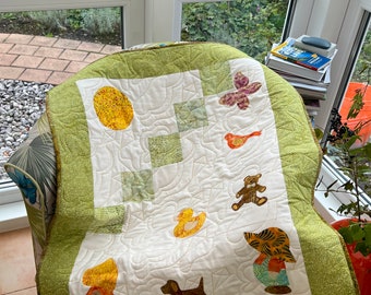 Patchwork-Quilt-Decke: traumhafte exclusive Baby Decke aus Bali-Batik-Applikationen gesteppt mit Kindermuster 81x100 cm