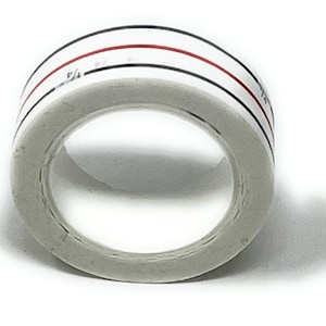 Könnte beinhalten: Eine Rolle weißes Klebeband mit zwei schwarzen Streifen und einem roten Streifen. Das Klebeband befindet sich auf einem weißen Hintergrund.