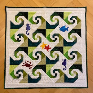 Trapunta patchwork da appendere alla parete o tovaglia: onde caraibiche realizzate con tessuti batik di Bali - moderna 92 x 92 cm