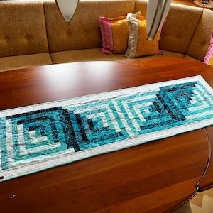 パッチワークキルトテーブルランナー：バリバティック製ブルーブロックハウスパターン