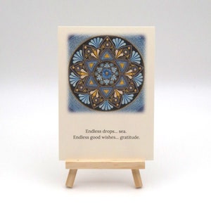 Migliora il tuo spazio con il nostro stimolante set di 3 cartoline mandala con citazioni edificanti. Perfetto per incorniciare, inviare o aggiungere segnalibri.