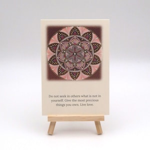 Diffondi gioia e felicità con il nostro set di 4 cartoline mandala artistiche con citazioni stimolanti. Per incorniciare, inviare o aggiungere segnalibri.