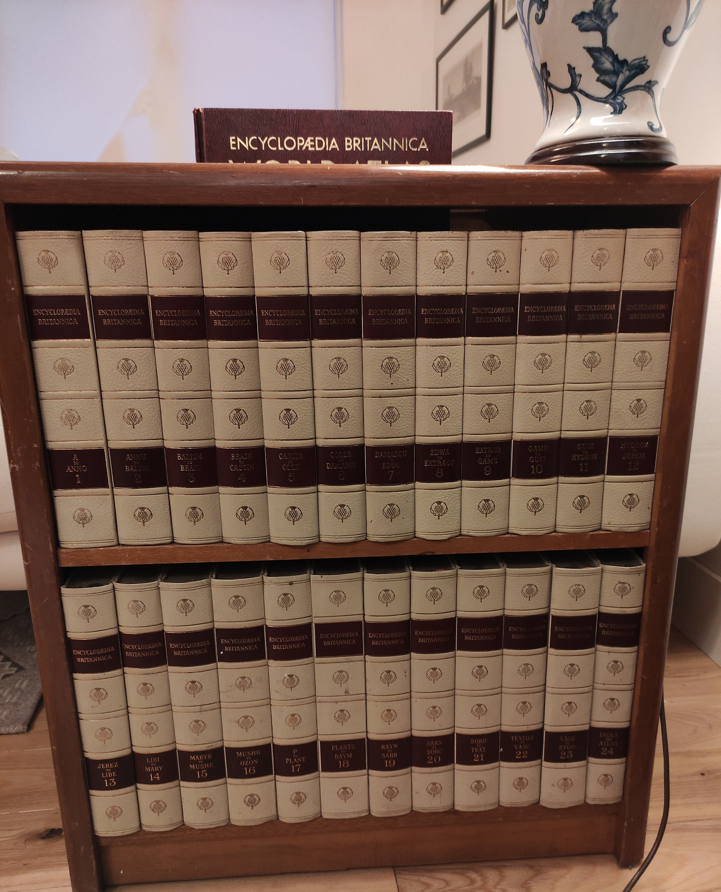 Encyclopedia Britannica 1962 - 24 Volume Set + World Atlas in