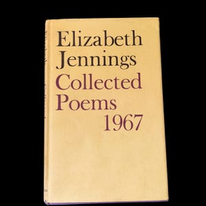 Op de afbeelding: Een vintage boek met de titel "Elizabeth Jennings Collected Poems 1967" wordt getoond. Het boek heeft een lichtgele kaft met de titel en de naam van de auteur in donkerpaarse letters. Het boek staat tegen een zwarte achtergrond.