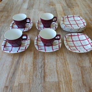 Vintage Midwinter Stylecraft Hemvävd Röd Teservis 1950-talet Jessie Tait Rödbruna Rutiga Koppar Fat Tallrikar Mitten av Århundradet Staffordshire Keramik