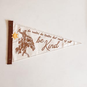 Bandeira de cowboy "Be Kind" com flâmula, faixa de parede, arte de parede com palavras, tela para pendurar na parede, placa de nome, presente de Natal personalizado