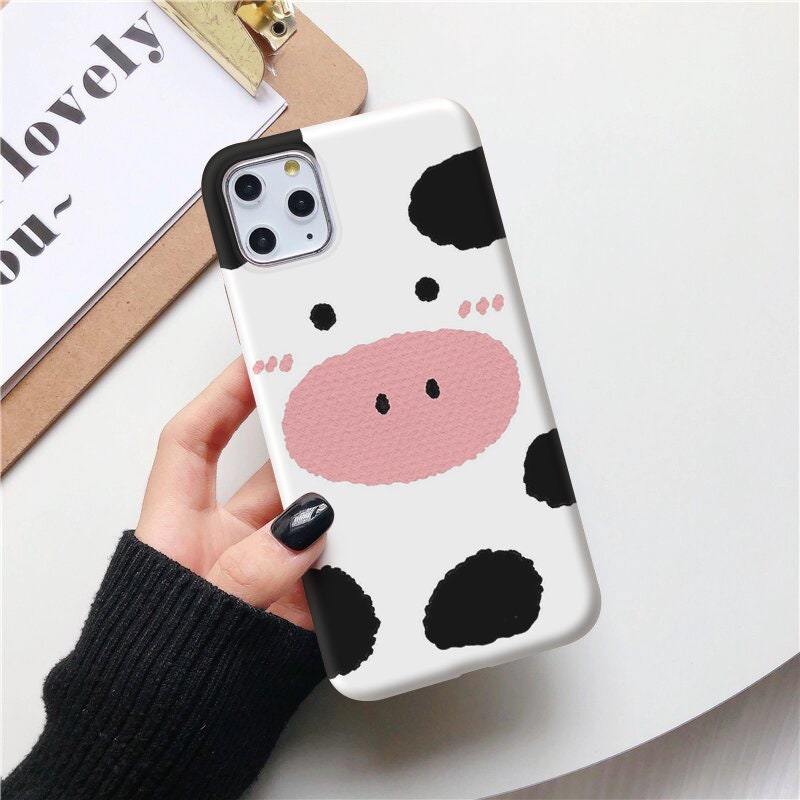 Với chiếc Strawberry Cow Phone Case, bạn sẽ không chỉ bảo vệ chiếc điện thoại mà còn thể hiện phong cách thời trang của mình. Với họa tiết bò sữa tươi tắn và chút ngọt ngào của quả dâu tây, chiếc ốp này chắc chắn sẽ thu hút mọi ánh nhìn xung quanh. Đừng bỏ lỡ cơ hội để sở hữu một chiếc ốp điện thoại xinh đẹp như thế này!