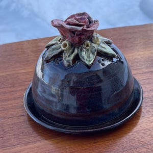 Mantequera de cerámica con tapa, torneada a torno, pintada a mano, elaborada artesanalmente.