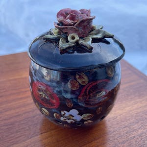 Jarrón de ajos Floral Pottery, tapa rosa, esmalte marrón azulado