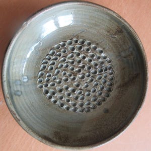 Rallador de ajo de cerámica hecho a mano: diseño de tulipán y mariquita, 15 cm de ancho